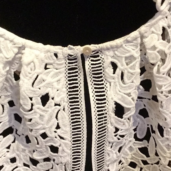 Delicate Cut-Out Top - NEW - Picture 4 of 6